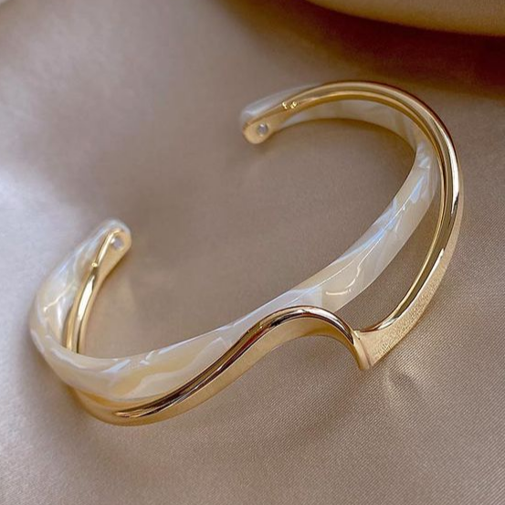 Kullast käevõru koos elegantse valge opaaliga