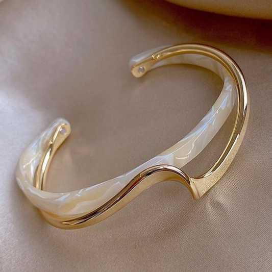 Kullast käevõru koos elegantse valge opaaliga