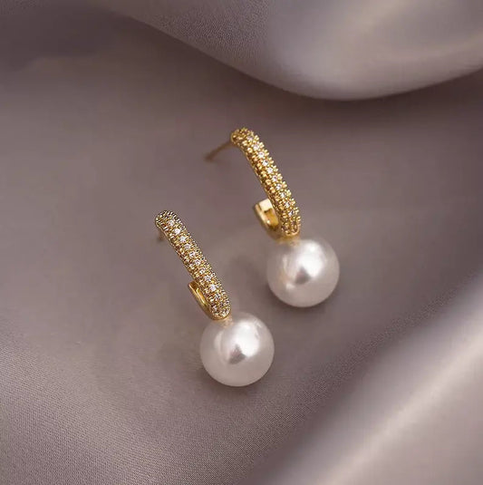 Elegantne kuldperlee tüdruku kõrvarõngad